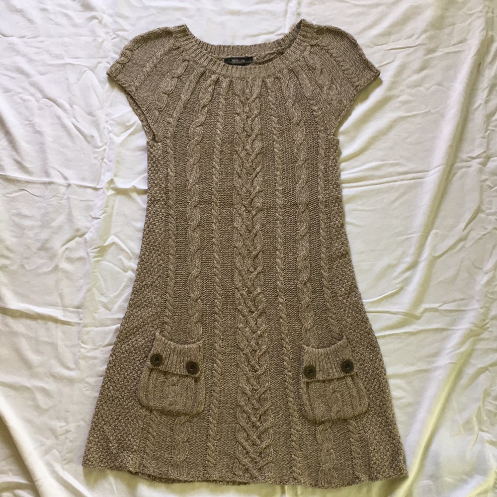 Knit short sleeve dress.